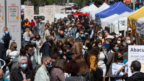 Estands en Barcelona durante el día de Sant Jordi de 2003. Estands en Barcelona durante el día de Sant Jordi de 2003.