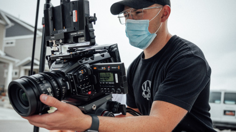 Un operador de càmera durant un rodatge Un operador de càmera durant un rodatge