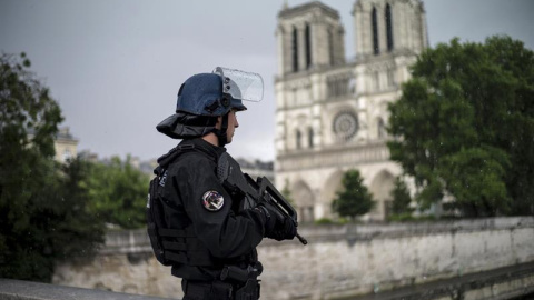 Miembros de la policía acordan las inmediaciones de la catedral de Notre Dame de París, Francia este martes 6 de junio de 2017 donde un agente disparó a un hombre que había intentado agredirle en la explanada frente a la catedral de Notre D Miembros de la policía acordan las inmediaciones de la catedral de Notre Dame de París, Francia este martes 6 de junio de 2017 donde un agente disparó a un hombre que había intentado agredirle en la explanada frente a la catedral de Notre D