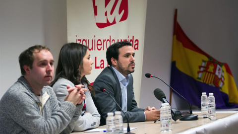 El coordinador general de IU, Alberto Garzón (d), acompañado por la concejal, Idoia Eguileor (c), y el coordinador general de IU, en La Rioja, Diego Mendiolaha (d), durante su participación en un acto público de Izquierda Unida celebrado ho El coordinador general de IU, Alberto Garzón (d), acompañado por la concejal, Idoia Eguileor (c), y el coordinador general de IU, en La Rioja, Diego Mendiolaha (d), durante su participación en un acto público de Izquierda Unida celebrado ho