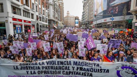 Manifestación de estudiantes en la Gran Vía de Madrid en el día de la Mujer. (EMILIO NARANJO | EFE) Manifestación de estudiantes en la Gran Vía de Madrid en el día de la Mujer. (EMILIO NARANJO | EFE)