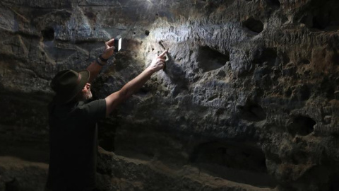 El arqueólogo Julio Cuenca, descubridor del yacimiento prehispánico de Risco Caído, en la cumbre de Gran Canaria, señala los grabados con forma de triángulo público que la luz del amanecer va recorriendo en el interior de la cueva desde el El arqueólogo Julio Cuenca, descubridor del yacimiento prehispánico de Risco Caído, en la cumbre de Gran Canaria, señala los grabados con forma de triángulo público que la luz del amanecer va recorriendo en el interior de la cueva desde el