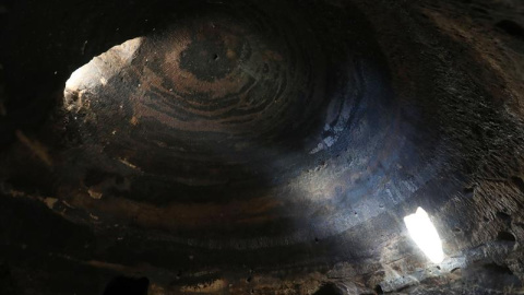 Cúpula de una las cuevas artificiales del yacimiento prehispánico de Risco Caído, en la cumbre de Gran Canaria, donde un rayo de luz que se cuela por una claraboya al amanecer va marcando el inicio de las estaciones de primavera, verano y o Cúpula de una las cuevas artificiales del yacimiento prehispánico de Risco Caído, en la cumbre de Gran Canaria, donde un rayo de luz que se cuela por una claraboya al amanecer va marcando el inicio de las estaciones de primavera, verano y o