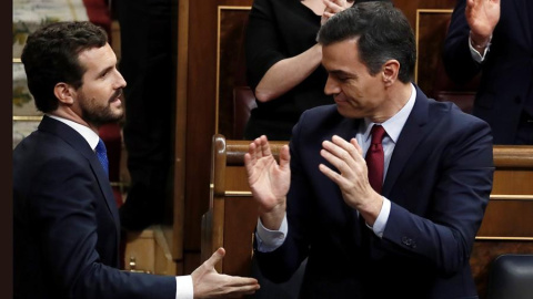 El candidato socialista Pedro Sánchez (d), que logró este martes la confianza del Congreso para un nuevo mandato como presidente del Gobierno, al lograr una estrecha mayoría de 167 votos a favor, 165 en contra y 18 abstenciones, recibe el s El candidato socialista Pedro Sánchez (d), que logró este martes la confianza del Congreso para un nuevo mandato como presidente del Gobierno, al lograr una estrecha mayoría de 167 votos a favor, 165 en contra y 18 abstenciones, recibe el s