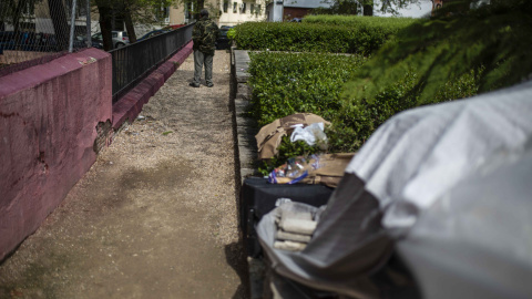 P. Mayi en una plaza del centro de Madrid, donde duerme durante la emergencia por la falta de recursos./ JAIRO VARGAS - Público P. Mayi en una plaza del centro de Madrid, donde duerme durante la emergencia por la falta de recursos./ JAIRO VARGAS - Público