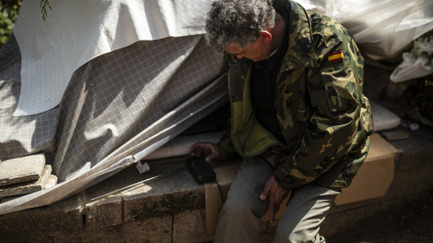 P. Mayi en una plaza del centro de Madrid, donde duerme durante la emergencia por la falta de recursos./ JAIRO VARGAS - Público P. Mayi en una plaza del centro de Madrid, donde duerme durante la emergencia por la falta de recursos./ JAIRO VARGAS - Público