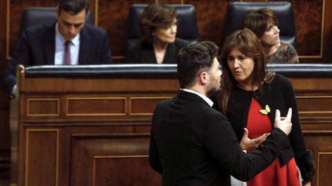 El portavoz de ERC, Gabriel Rufián (i), conversa con la portavoz de JxCat, Laura Borrás (d), ante el escaño del candidato a la Presidencia del Gobierno, Pedro Sánchez (i), en el hemiciclo del Congreso de los Diputados en la primera jornada El portavoz de ERC, Gabriel Rufián (i), conversa con la portavoz de JxCat, Laura Borrás (d), ante el escaño del candidato a la Presidencia del Gobierno, Pedro Sánchez (i), en el hemiciclo del Congreso de los Diputados en la primera jornada