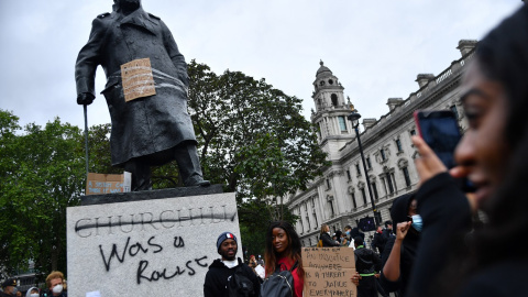 Estatua de Winston Churchill frente al Parlamento británico, en Londres, con una pintada que dice "Era un racista". REUTERS/Dylan Martinez Estatua de Winston Churchill frente al Parlamento británico, en Londres, con una pintada que dice "Era un racista". REUTERS/Dylan Martinez