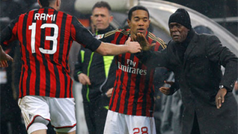 Seedorf habla con Robinho y Rami, en uno de los últimos partidos del Milan. REUTERS/Alessandro Garofalo Seedorf habla con Robinho y Rami, en uno de los últimos partidos del Milan. REUTERS/Alessandro Garofalo