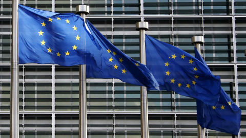 Banderas de la UE en el exterior de la sede de la Comisión Europea, en Bruselas. REUTERS/Francois Lenoir Banderas de la UE en el exterior de la sede de la Comisión Europea, en Bruselas. REUTERS/Francois Lenoir
