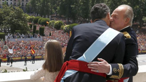 El rey emérito Juan Carlos recibe un beso de su hijo en el balcón del Palacio Real el día de la proclamación de Felipe VI. EFE El rey emérito Juan Carlos recibe un beso de su hijo en el balcón del Palacio Real el día de la proclamación de Felipe VI. EFE
