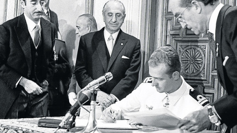 El entonces príncipe Juan Carlos firma su aceptación como sucesor de Franco. - EFE El entonces príncipe Juan Carlos firma su aceptación como sucesor de Franco. - EFE