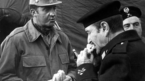 El rey comparte un bocadillo con el general Milans del Bosch durante una visita a las instalaciones de Colmenar Viejo (Madrid) en 1977. Milans del Bosch fue en 1981 uno de los artífices del golpe de Estado. (EFE/Archivo) El rey comparte un bocadillo con el general Milans del Bosch durante una visita a las instalaciones de Colmenar Viejo (Madrid) en 1977. Milans del Bosch fue en 1981 uno de los artífices del golpe de Estado. (EFE/Archivo)