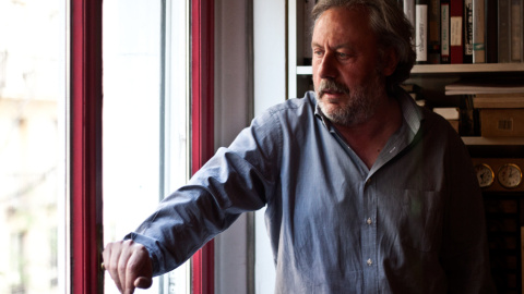 El escritor Julio Llamazares en su casa de Madrid.- JAIRO VARGAS El escritor Julio Llamazares en su casa de Madrid.- JAIRO VARGAS