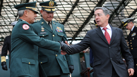 El entonces presidente colombiano, Álvaro Uribe, saluda al comandante del Ejército, general Óscar González, en una ceremonia en 2008. - AFP El entonces presidente colombiano, Álvaro Uribe, saluda al comandante del Ejército, general Óscar González, en una ceremonia en 2008. - AFP