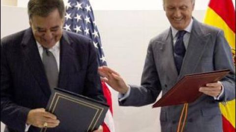 Leon Panetta y Pedro Morenés se ríen después de firmar el acuerdo, este miércoles en Bruselas/EFE Leon Panetta y Pedro Morenés se ríen después de firmar el acuerdo, este miércoles en Bruselas/EFE
