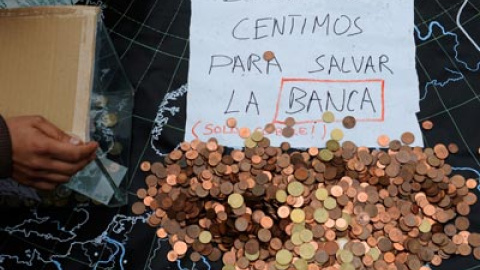"Salvar a la banca"Los acampados en la Plaza Mayor de Gijón hicieron ayer una colecta simbólica para "salvar a los bancos", a los que identifican como culpables de la crisis. "Salvar a la banca"Los acampados en la Plaza Mayor de Gijón hicieron ayer una colecta simbólica para "salvar a los bancos", a los que identifican como culpables de la crisis.