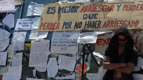 Uno de los participantes en la movilización junto a varios carteles situado en la Puerta del Sol de Madrid. fernando sánchez Uno de los participantes en la movilización junto a varios carteles situado en la Puerta del Sol de Madrid. fernando sánchez
