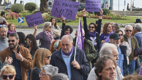 Varias personas sujetan carteles durante una manifestación contra la violencia machista, a 25 de noviembre de 2023, en Santander. Varias personas sujetan carteles durante una manifestación contra la violencia machista, a 25 de noviembre de 2023, en Santander.