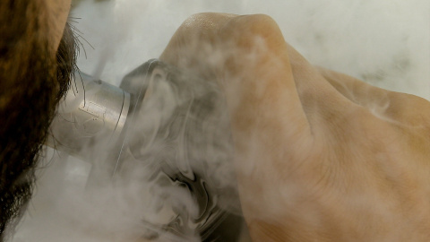 Imagen de archivo de un hombre vapeando Imagen de archivo de un hombre vapeando