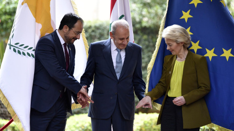 El Presidente del Parlamento libanés, Nabih Berri, estrecha la mano del Presidente chipriota, Nikos Christodoulides, y de la Presidenta de la Comisión Europea, Ursula von der Leyen, a 2 de mayo de 2024. El Presidente del Parlamento libanés, Nabih Berri, estrecha la mano del Presidente chipriota, Nikos Christodoulides, y de la Presidenta de la Comisión Europea, Ursula von der Leyen, a 2 de mayo de 2024.