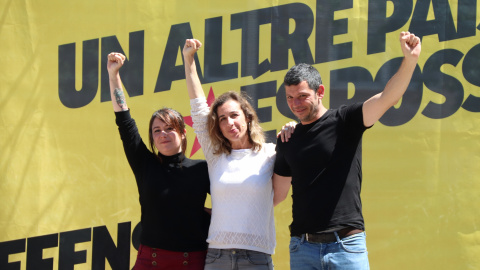 La candidata de la CUP, Laia Estrada (centro), junto a Laure Vega (izquierda) y a Xavier Pellicer (derecha), el 5 de mayo de 2024, en Sabadell (Barcelona). La candidata de la CUP, Laia Estrada (centro), junto a Laure Vega (izquierda) y a Xavier Pellicer (derecha), el 5 de mayo de 2024, en Sabadell (Barcelona).
