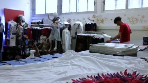 Un alumne de Formació Professional de l'Institut Joan Brossa de Barcelona, planxant en una de les aules dedicades a la moda, el disseny i el comerç Un alumne de Formació Professional de l'Institut Joan Brossa de Barcelona, planxant en una de les aules dedicades a la moda, el disseny i el comerç