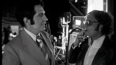 La película utiliza el blanco y negro en las secuencias que se desarrollan destrás de las cámaras.