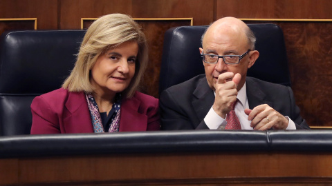 La ministra de Empleo, Fátima Báñez, y el ministro de Hacienda, Cristóbal Montoro, durante la sesión plenaria del Congreso sobre las pensiones. EFE/ Ballesteros La ministra de Empleo, Fátima Báñez, y el ministro de Hacienda, Cristóbal Montoro, durante la sesión plenaria del Congreso sobre las pensiones. EFE/ Ballesteros