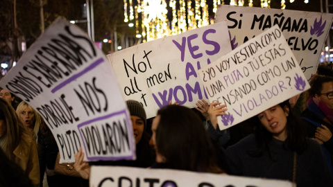 Varias mujeres muestran carteles, durante una manifestación por el 25N, a 25 de noviembre de 2023, en Barcelona, Catalunya. Varias mujeres muestran carteles, durante una manifestación por el 25N, a 25 de noviembre de 2023, en Barcelona, Catalunya.