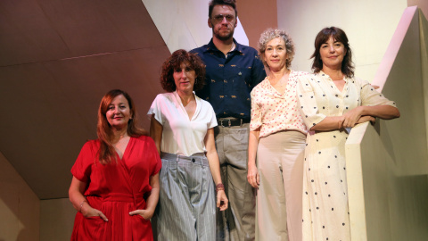 Les actrius de T de Teatre Carme Pla, Mamen Duch, Marta Pérez i Àgata Roca amb el director Mariano Teconi Blanco. Les actrius de T de Teatre Carme Pla, Mamen Duch, Marta Pérez i Àgata Roca amb el director Mariano Teconi Blanco.