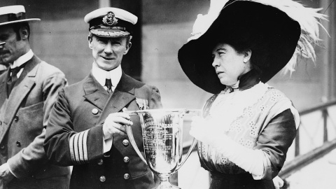 Margaret Brown, superviviente del Titanic, le entrega una copa a Arthur Rostron, capitán del Carpathia, en agradecimiento por su rescate.