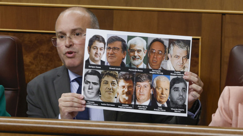Miguel Tellado del PP con foto Víctimas ETA Miguel Tellado del PP con foto Víctimas ETA