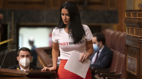La entonces diputada de Vox, Carla Toscano, con una camiseta de "Not me too" en un pleno del Congreso de los Diputados en que se debatía le ley del 'solo sí es sí', en octubre de 2021. E.P./Alberto Ortega / Europa Press La entonces diputada de Vox, Carla Toscano, con una camiseta de "Not me too" en un pleno del Congreso de los Diputados en que se debatía le ley del 'solo sí es sí', en octubre de 2021. E.P./Alberto Ortega / Europa Press
