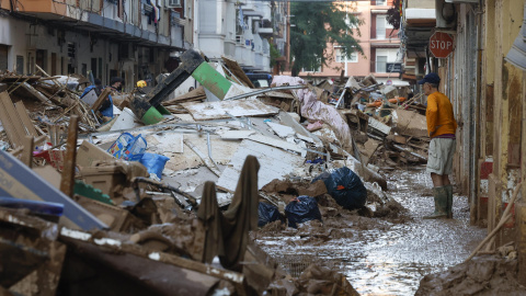 Retirada de enseres durante las labores de limpieza en una calle en Catarroja, València. Retirada de enseres durante las labores de limpieza en una calle en Catarroja, València.