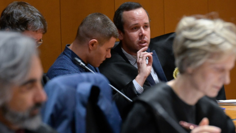 Alejandro Freire, junto a su abogado, en la sala de vistas de la Audiencia Provincial de A Coruña. Alejandro Freire, junto a su abogado, en la sala de vistas de la Audiencia Provincial de A Coruña.