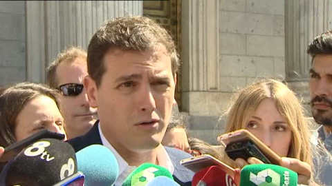 Rivera acusa al PSOE de Sánchez de "volver a las andadas" Rivera acusa al PSOE de Sánchez de "volver a las andadas"