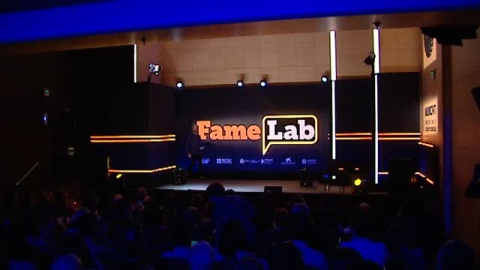 Doña Letizia se divierte en un concurso de monólogos científicos Doña Letizia se divierte en un concurso de monólogos científicos