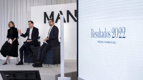 El consejero delegado del grupo de moda Mango, Toni Ruiz, junto al director global de retail, César de Vicente (d), y la directora financiera, Margarita Salvans (i), durante el acto de presentación de resultados de 2022, en la sede de la fi