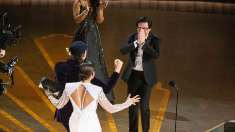 El actor Ke Quan acepta el premio a la mejor interpretación de actor secundario El actor Ke Quan acepta el premio a la mejor interpretación de actor secundario