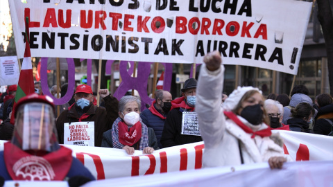 Imagen de archivo de varios pensionistas durante una manifestación para exigir unas pensiones dignas, a 15 de enero de 2022, en Bilbao, Vizcaya, Euskadi (España) Imagen de archivo de varios pensionistas durante una manifestación para exigir unas pensiones dignas, a 15 de enero de 2022, en Bilbao, Vizcaya, Euskadi (España)