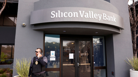 Un guardia de seguridad frente a la entrada de la sede del Silicon Valley Bank en Santa Clara, California, EEUU, 13 de marzo de 2023 Un guardia de seguridad frente a la entrada de la sede del Silicon Valley Bank en Santa Clara, California, EEUU, 13 de marzo de 2023