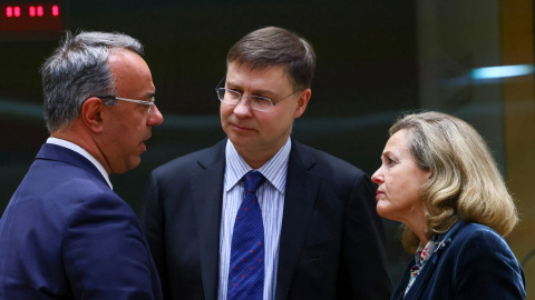 El ministro de Finanzas griego, Christos Staikouras, el comisario europeo Valdis Dombrovskis y la ministra de Economía española, Nadia Calvino, hablan durante el Ecofin celebrado este martes en Bruselas. El ministro de Finanzas griego, Christos Staikouras, el comisario europeo Valdis Dombrovskis y la ministra de Economía española, Nadia Calvino, hablan durante el Ecofin celebrado este martes en Bruselas.