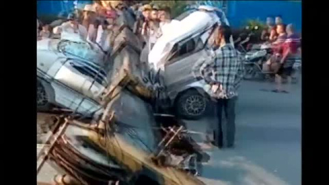 Una grúa aplasta un minibus en China y deja siete muertos Una grúa aplasta un minibus en China y deja siete muertos
