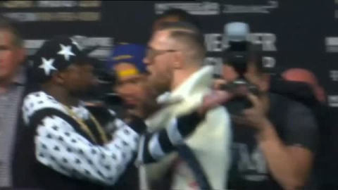 Mayweather baña a McGregor con un puñado de dólores Mayweather baña a McGregor con un puñado de dólores