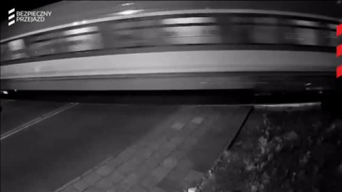 Un coche se salva por los pelos de ser arrollado por un tren en Polonia Un coche se salva por los pelos de ser arrollado por un tren en Polonia