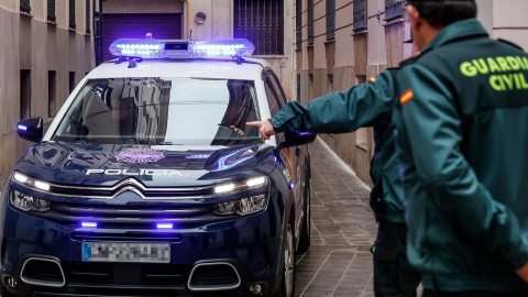 Un coche de la Policía Nacional y dos Guardias Civiles en Valencia a 21 de febrero de 2023 Un coche de la Policía Nacional y dos Guardias Civiles en Valencia a 21 de febrero de 2023