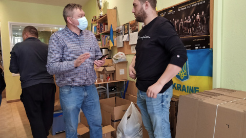 EL Mykola amb altres voluntaris al locutori que serveix de magatzem pel material. EL Mykola amb altres voluntaris al locutori que serveix de magatzem pel material.