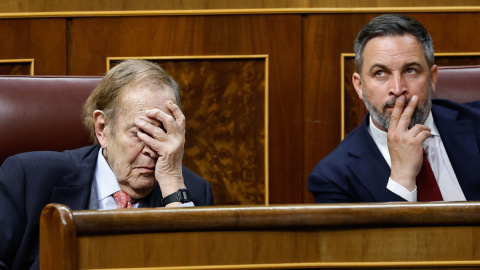 22/03/2023.- El profesor Ramón Tamames (i) y el líder de Vox, Santiago Abascal (c), durante la segunda y última jornada del debate de la moción de censura que impulsa Vox, con Ramón Tamames de candidato, contra el Gobierno del socialista Pe 22/03/2023.- El profesor Ramón Tamames (i) y el líder de Vox, Santiago Abascal (c), durante la segunda y última jornada del debate de la moción de censura que impulsa Vox, con Ramón Tamames de candidato, contra el Gobierno del socialista Pe