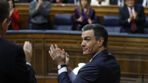 El presidente del Gobierno, Pedro Sánchez, aplaude tras ser rechazada la moción de censura que impulsa Vox, con Ramón Tamames de candidato El presidente del Gobierno, Pedro Sánchez, aplaude tras ser rechazada la moción de censura que impulsa Vox, con Ramón Tamames de candidato